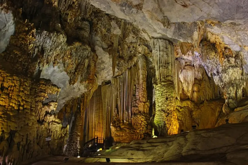 Golden-lit stalactites and stalagmites fill the vast chamber of Paradise Cave (Động Thiên Đường).